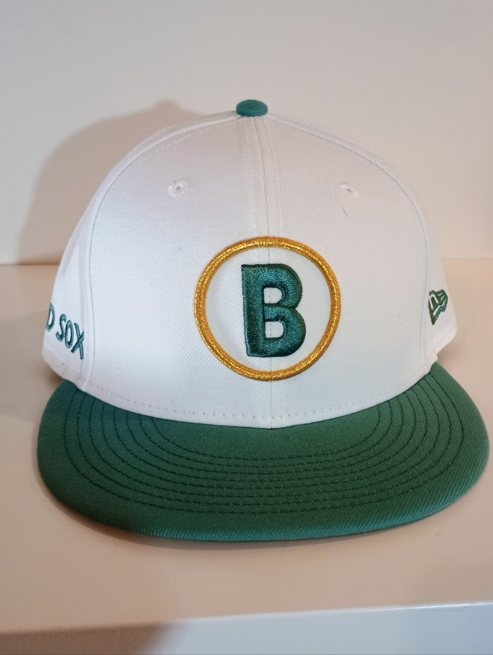 New Era Men's Y2K 90S style Red Sox White, Green & Gold 'B' Baseball Hat